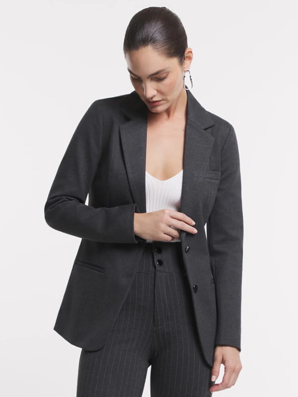 Blazer alongado ponto roma com bolsos embutidos grafite