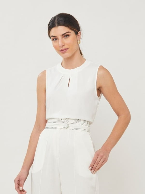 Blusa branca feminina regata de crepe com pregas no decote