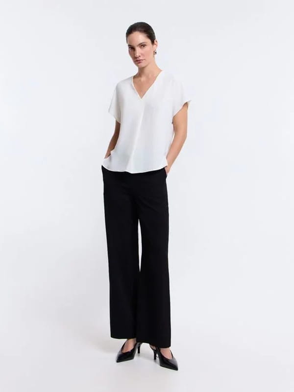 Blusa de crepe com decote V fechamento frontal branca