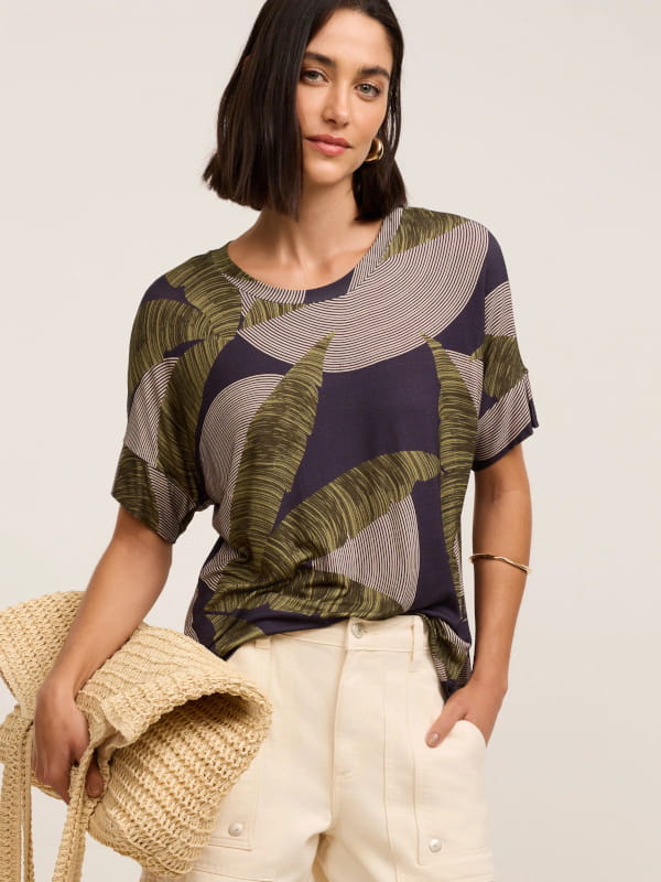 Blusa de viscose feminina com estampa folhagens azul marinho e verde