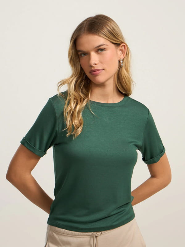 Blusa feminina básica em viscose manga dobrada verde e shorts bege