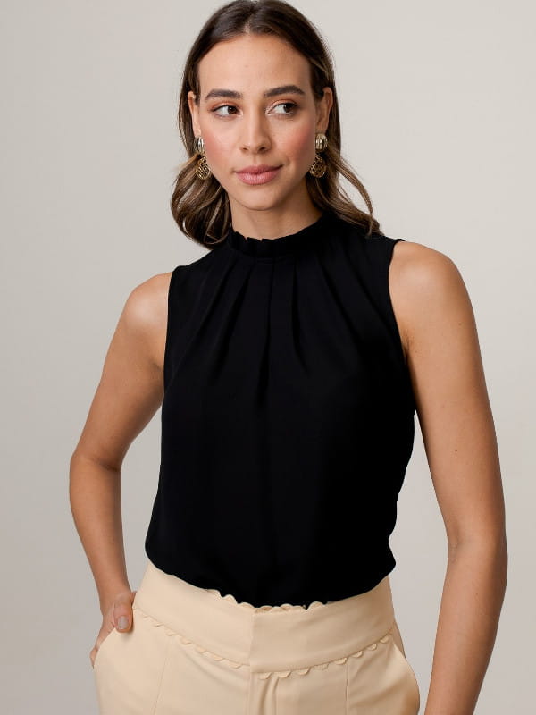 Blusa regata cavada de crepe com pregas preta e calça bege