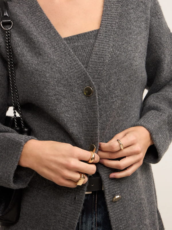 Look com cardigan cinza alongado em tricô com lã fundo mescla botões