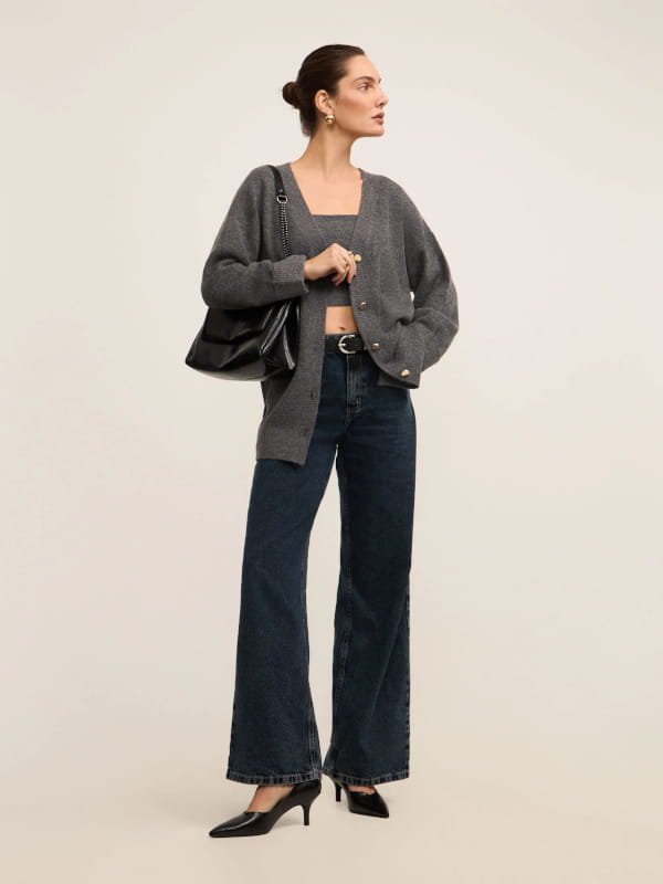 Look com cardigan cinza alongado em tricô com lã fundo mescla look
