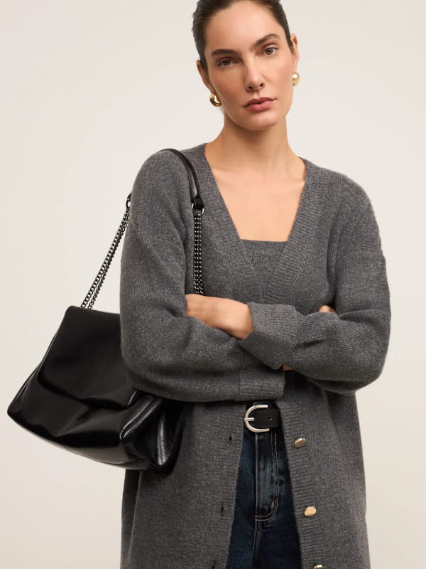 Look com cardigan cinza alongado em tricô com lã fundo mescla