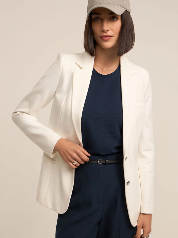 Look com blazer branco feminino alongado em ponto roma com bolsos embutidos