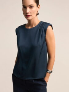 Looks com blusa azul sem manga tecido acetinado com pregas no ombro azul marinho