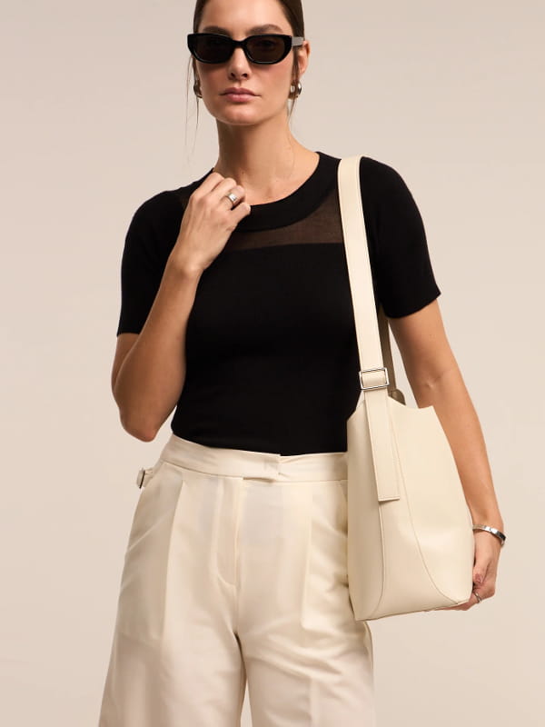 Looks com blusa preta em tricot mangas curtas recorte em tule