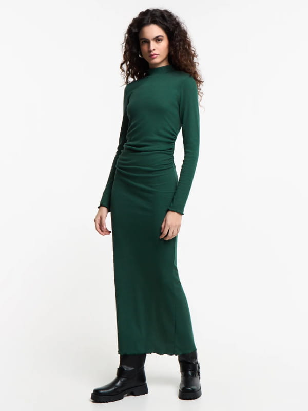 Vestido midi com bota coturno em ribana com golinha e fenda nas costas verde