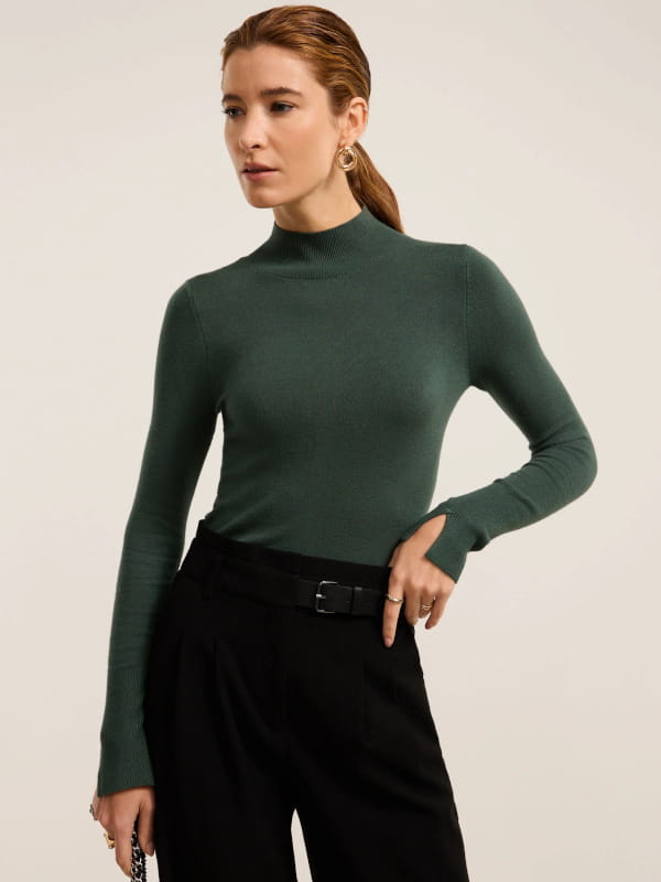 Blusa básica em tricô com golinha alta verde e calça preta look