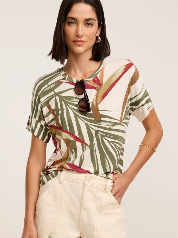 Blusa de viscose estampada t-shirt com estampa folhagem multicores