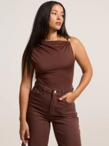 Blusa marrom em jersey com aviamento no ombro marrom