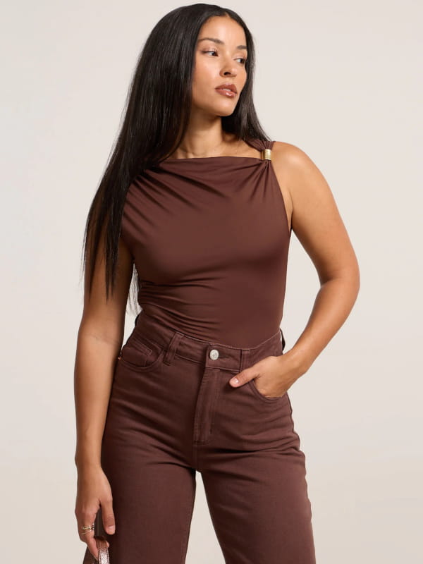 Blusa marrom em jersey com aviamento no ombro marrom