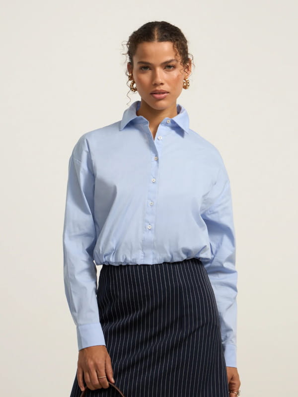 Camisa azul cropped em tricoline com abotoamento frontal