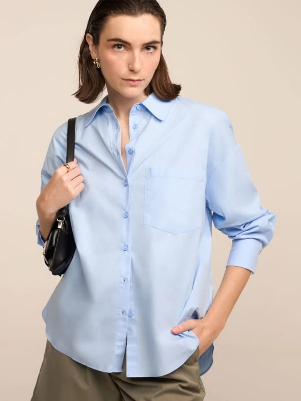 Camisa azul em tricoline alongada com bolso no peito