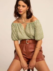 Blusa ombro a ombro em chiffon com estampa mini coracoes verde e branca