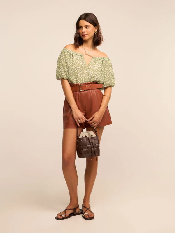 Blusa ombro a ombro em chiffon com estampa mini coracoes verde e branca look
