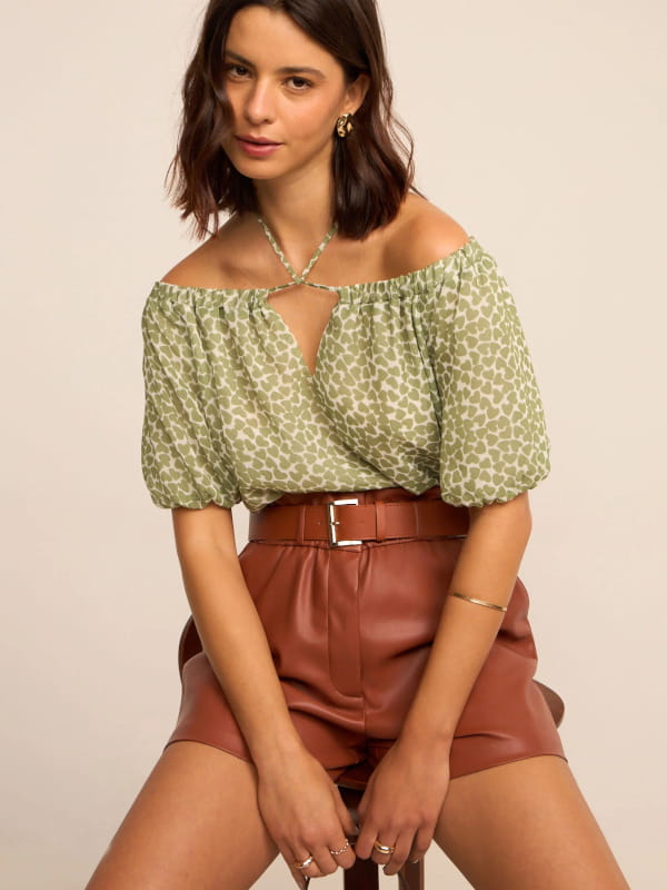 Blusa ombro a ombro em chiffon com estampa mini coracoes verde e branca