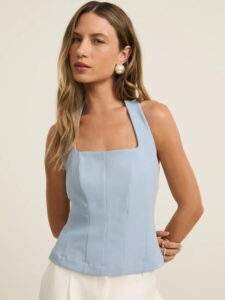 Blusa frente curta em crepe com decote quadrado azul claro