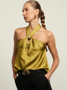 Blusa verde acetinada detalhe metal na gola