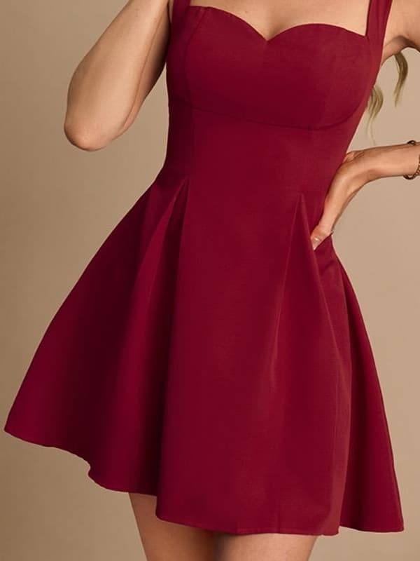 Vestido vermelho de renda com as costas abertas